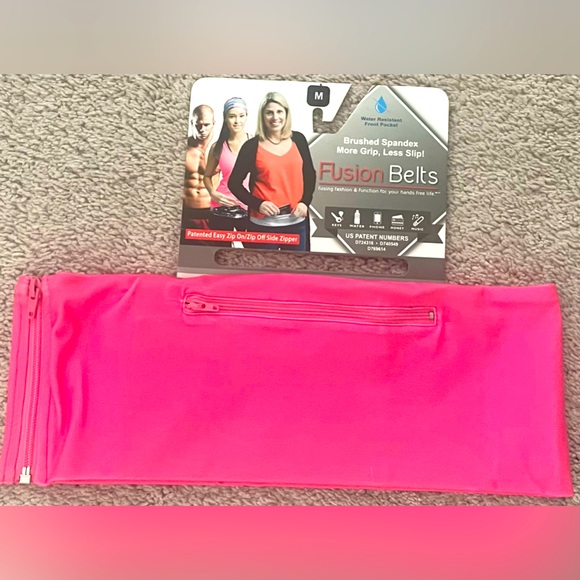 New Fusion Belt with water resistant pocket and easy on side zipper Sz M - Picture 2 of 3